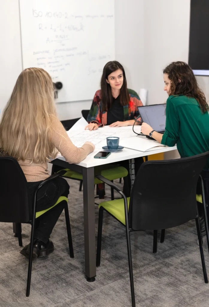 Treffen des Silencions-Projektteams zur Konzeption der akustischen Anpassung für ein modernes Büro