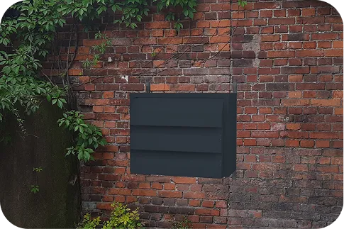 Eine dunkle Silencions s|AC|-Akustikkabine, die an einer Ziegelwand eines Gebäudes montiert ist, symbolisiert die effektive Schalldämmung von Klimaanlagen in Hotel- und Freizeiteinrichtungen.