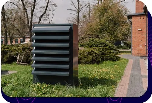 Ein modernes, stilvolles Gehäuse für eine Wärmepumpe, das sich perfekt in den gepflegten Garten eines Einfamilienhauses einfügt.