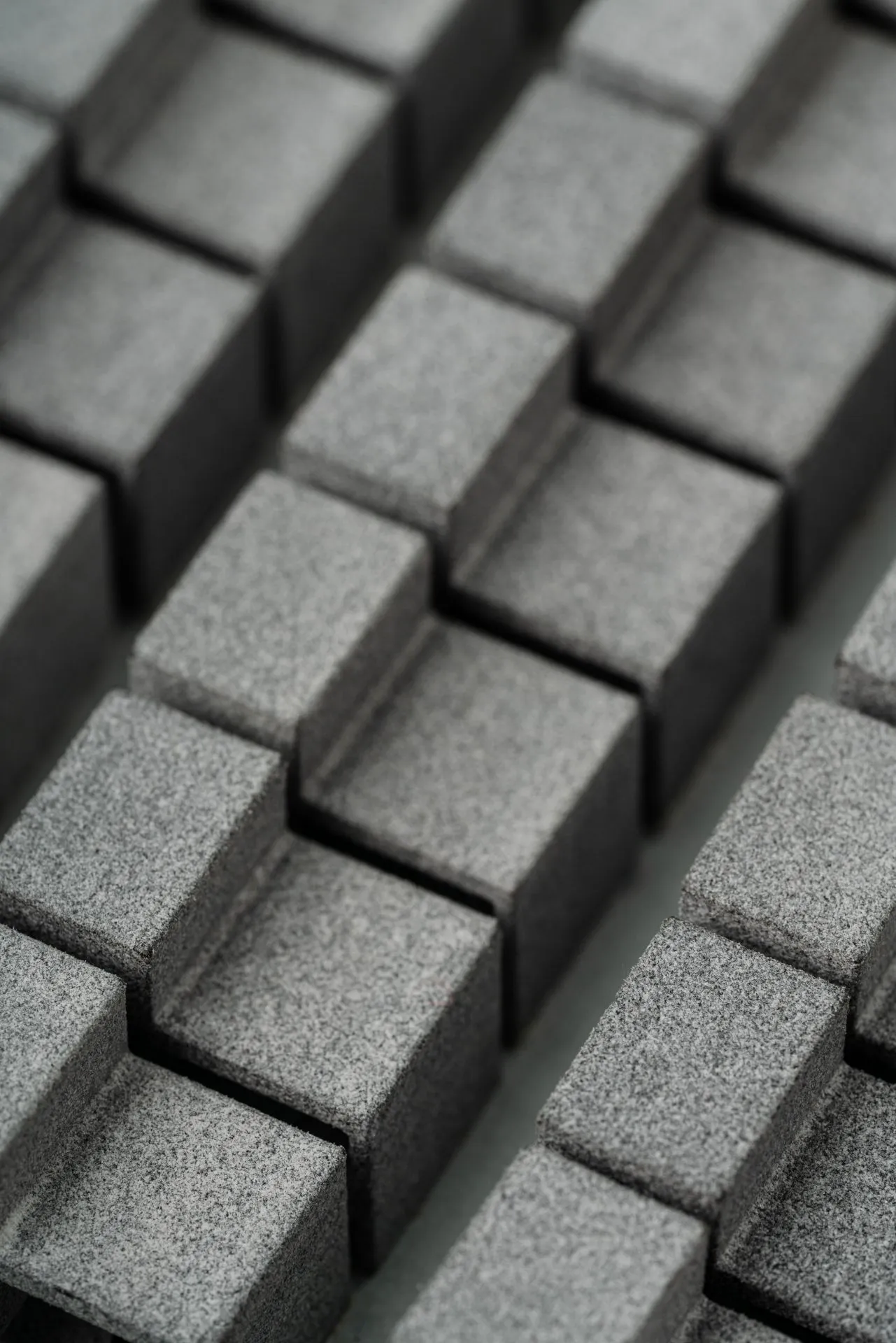 Nahaufnahme der porösen Struktur eines fortschrittlichen schallabsorbierenden Materials, Beispiel: Silencions-Schallabsorber