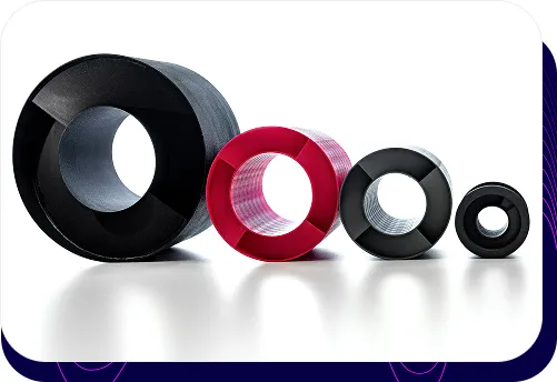 Produktfoto mit vier runden sTWIST-Akustikschalldämpfern in verschiedenen Größen und Farben. Die Schalldämpfer sind in 3D-Druck-Technologie gefertigt.